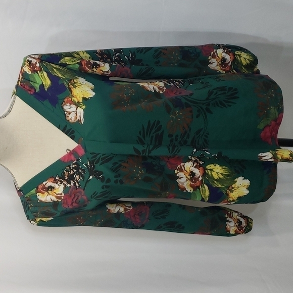 3/$30 𝅺COLLECTIVE CONCEPTS Floral V neck Blouse Hunter Green - Picture 1 of 7